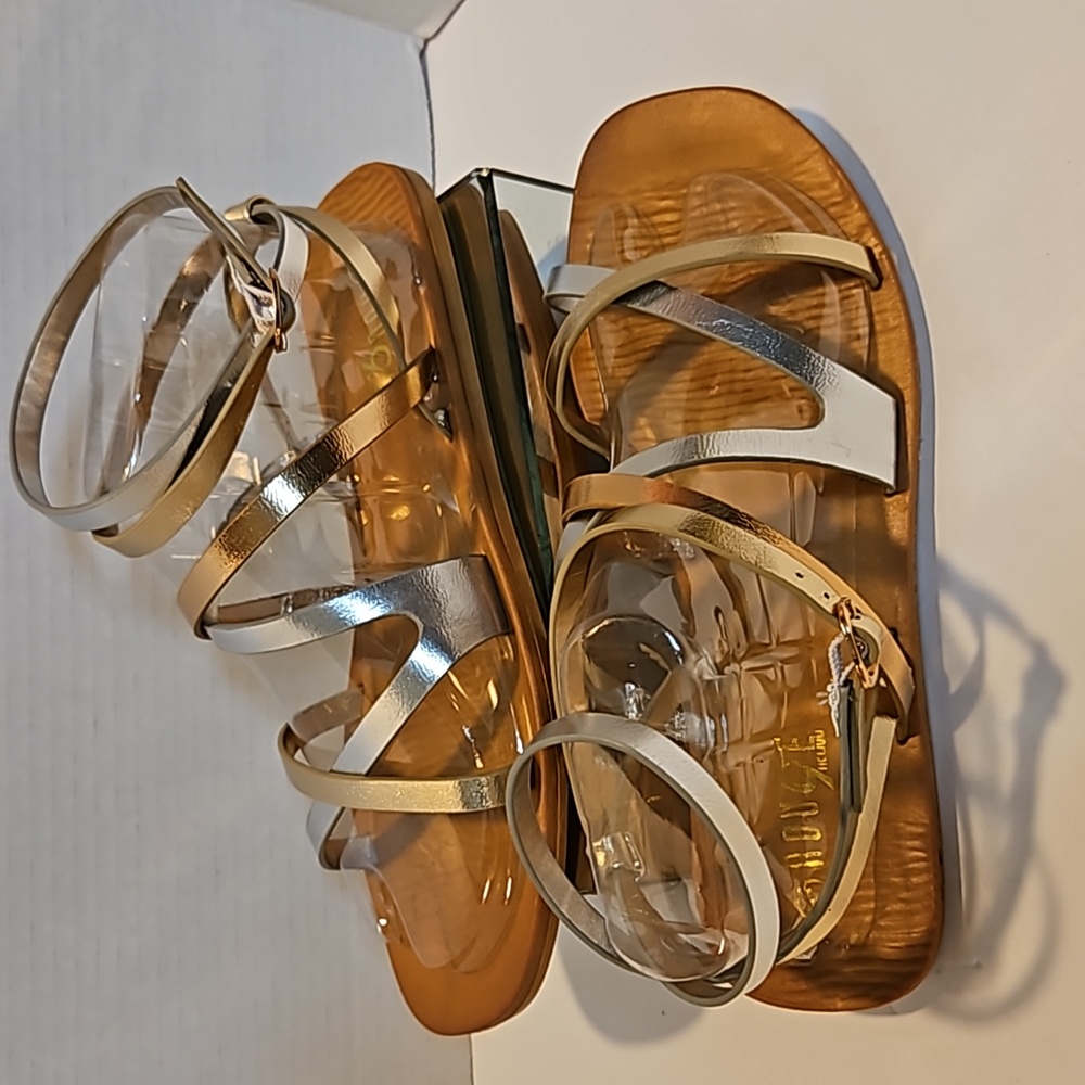 (NWT) ROUGE METALLIC SANDALS - Picture 2 of 4